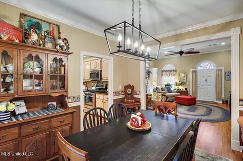Dining - 207 Pecan Cir, Brandon, MS 39042 photo 2 of 3