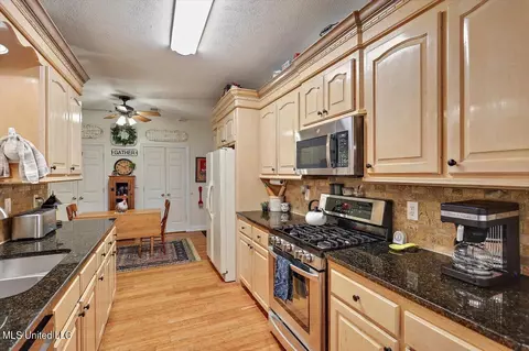 Kitchen - 207 Pecan Cir, Brandon, MS 39042 photo 1 of 6