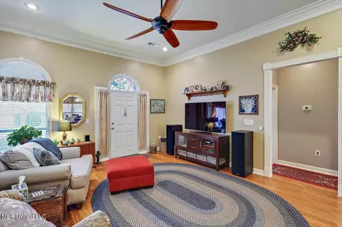 Living - 207 Pecan Cir, Brandon, MS 39042 photo 3 of 6