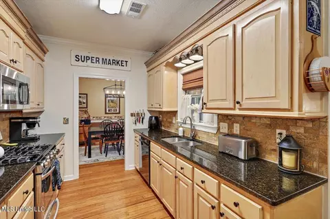 Kitchen - 207 Pecan Cir, Brandon, MS 39042 photo 4 of 6