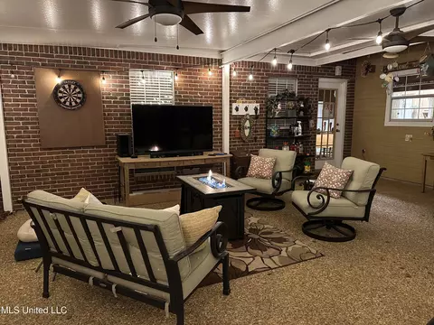 Living - 207 Pecan Cir, Brandon, MS 39042 photo 6 of 6