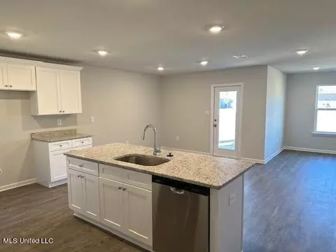 Kitchen - 1055 Enclave Cir, Long Beach, MS 39560 photo 3 of 6