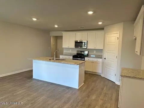 Kitchen - 1055 Enclave Cir, Long Beach, MS 39560 photo 4 of 6