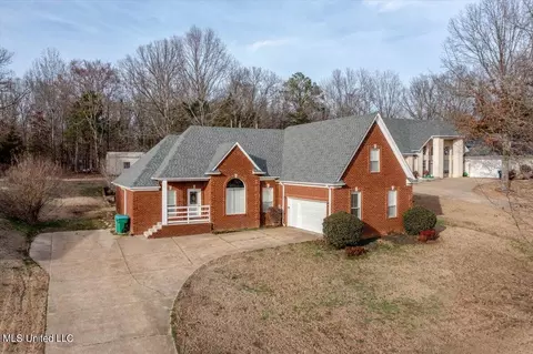 10100 Cypress Lake Dr, Olive Branch, MS 38654
