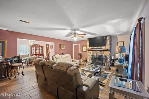 Living - 124 Aspen Cv, Jackson, MS 39212 photo 2 of 2