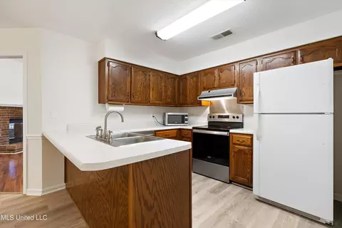 Kitchen - 538 Ludlow Dr, Hernando, MS 38632 photo 3 of 4