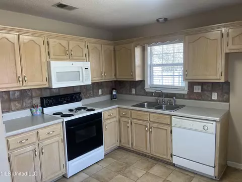 Kitchen - 393 Northwood Hills Dr, Hernando, MS 38632 photo 2 of 5