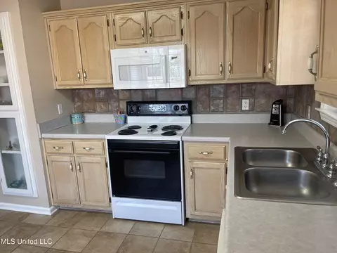 Kitchen - 393 Northwood Hills Dr, Hernando, MS 38632 photo 1 of 5