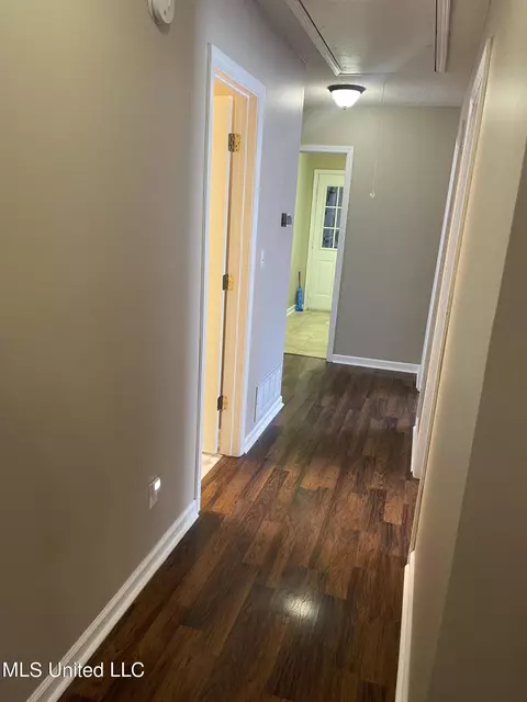 Entry Way - 393 Northwood Hills Dr, Hernando, MS 38632 photo 2 of 2