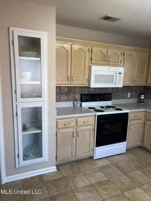 Kitchen - 393 Northwood Hills Dr, Hernando, MS 38632 photo 5 of 5