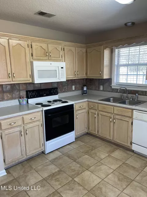 Kitchen - 393 Northwood Hills Dr, Hernando, MS 38632 photo 3 of 5