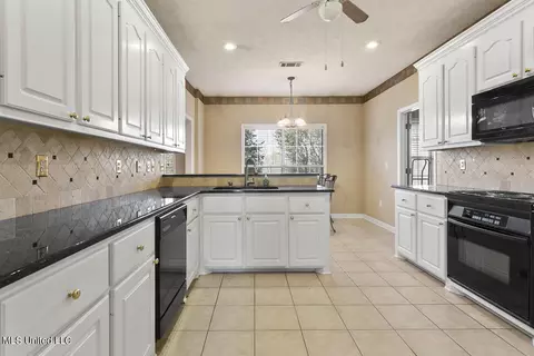 Kitchen - 2023 S Cobblestone Cv, Brandon, MS 39042 photo 3 of 5