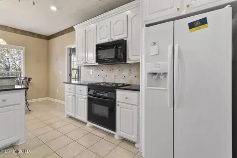 Kitchen - 2023 S Cobblestone Cv, Brandon, MS 39042 photo 4 of 5