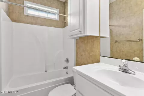 Bath - 2023 S Cobblestone Cv, Brandon, MS 39042 photo 3 of 3