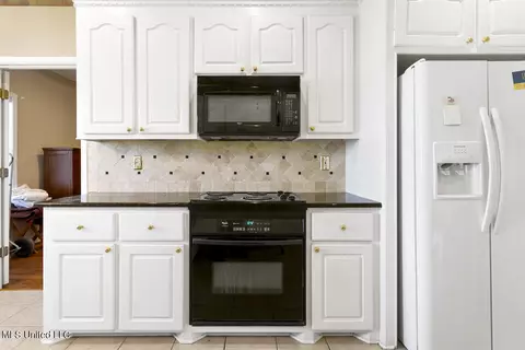Kitchen - 2023 S Cobblestone Cv, Brandon, MS 39042 photo 5 of 5