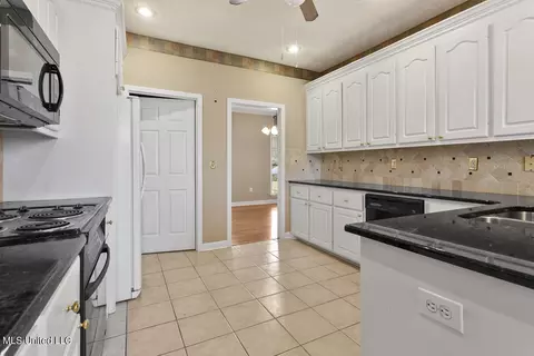 Kitchen - 2023 S Cobblestone Cv, Brandon, MS 39042 photo 2 of 5