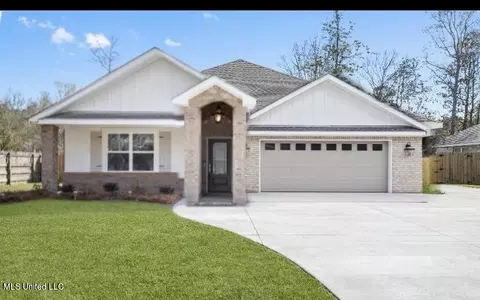 8720 Live Oak St, Ocean Springs, MS 39564