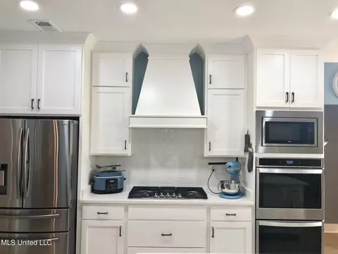 Kitchen - 3815 Reghans Pl, Hernando, MS 38632 photo 2 of 6