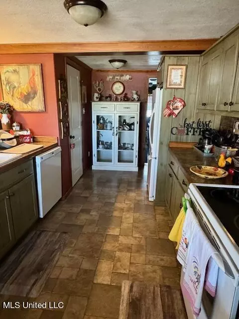 Kitchen - 2213 Beesley Rd, Lucedale, MS 39452 photo 2 of 2