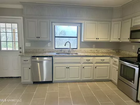 Kitchen - 19 Pine Trail Rd, Perkinston, MS 39573 photo 3 of 3