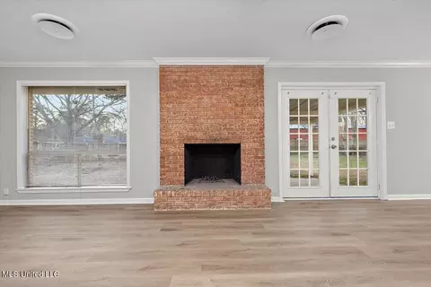 Living - 5915 Sedgwick Dr, Jackson, MS 39211 photo 3 of 3