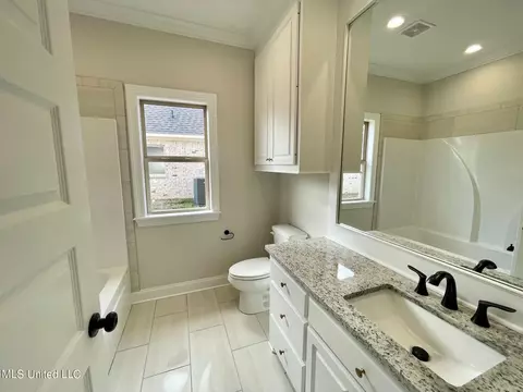 Bath - 874 Glenwild Cir, Canton, MS 39046 photo 2 of 8