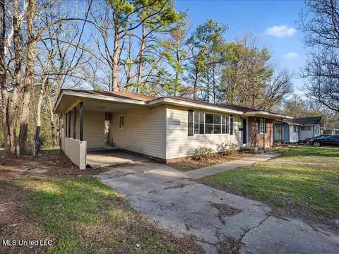 Exterior - 3066 Oak Forest Dr, Jackson, MS 39212 photo 2 of 6