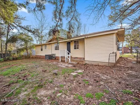 Exterior - 3066 Oak Forest Dr, Jackson, MS 39212 photo 4 of 6