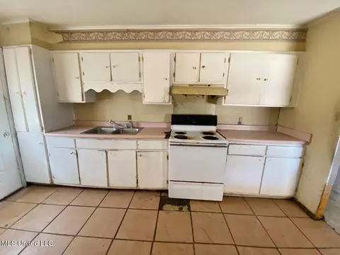 Kitchen - 830 W Jasper St, Brandon, MS 39042 photo 2 of 3