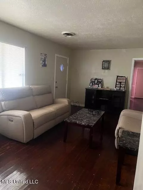 Living - 109 Queen Anne Ln, Jackson, MS 39209 photo 1 of 1