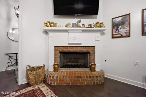 Living - 522 Will Dr, Brandon, MS 39047 photo 3 of 3
