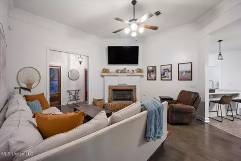 Living - 522 Will Dr, Brandon, MS 39047 photo 2 of 3