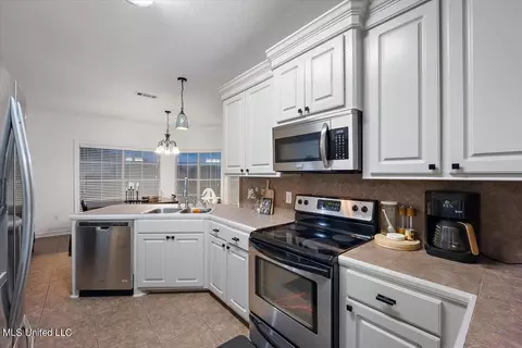 Kitchen - 522 Will Dr, Brandon, MS 39047 photo 3 of 4