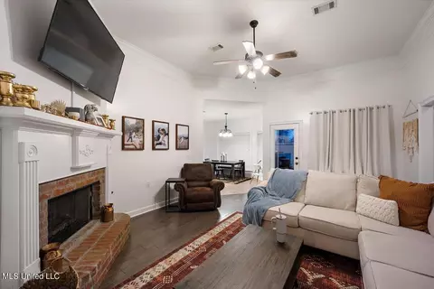 Living - 522 Will Dr, Brandon, MS 39047 photo 1 of 3
