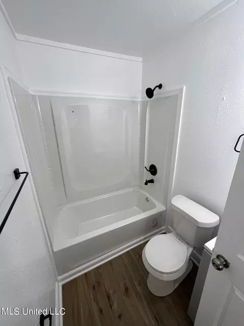 Bath - 1837 Westover St, Jackson, MS 39209 photo 4 of 5