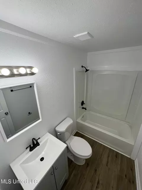 Bath - 1837 Westover St, Jackson, MS 39209 photo 2 of 5