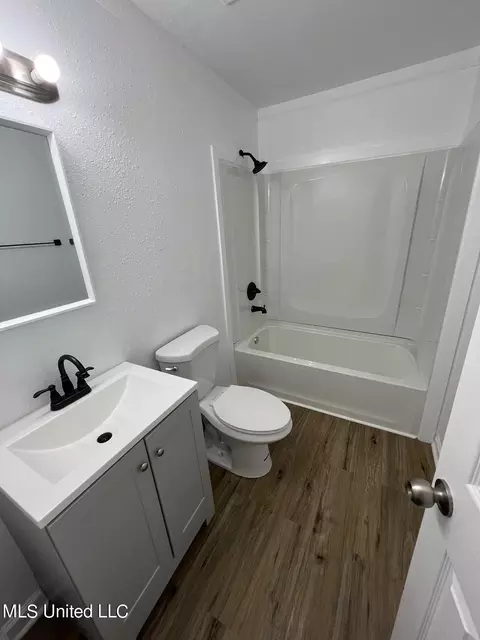 Bath - 1837 Westover St, Jackson, MS 39209 photo 1 of 5