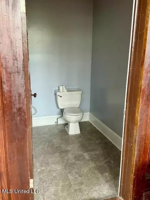Bath - 4230 Robinson Ave, Moss Point, MS 39563 photo 2 of 2