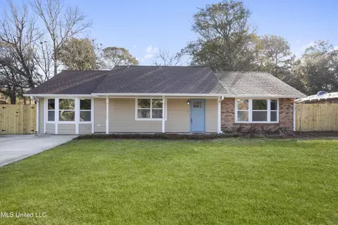 1716 S 1st St, Ocean Springs, MS 39564