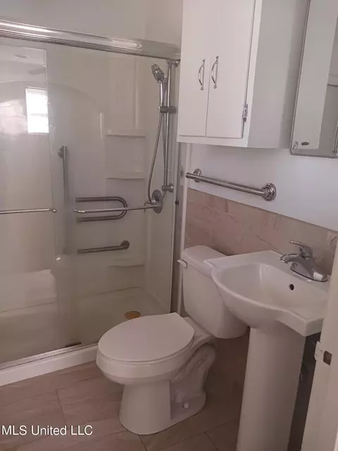 Bath - 257 Allstate Drive Dr, Jackson, MS 39211 photo 1 of 2