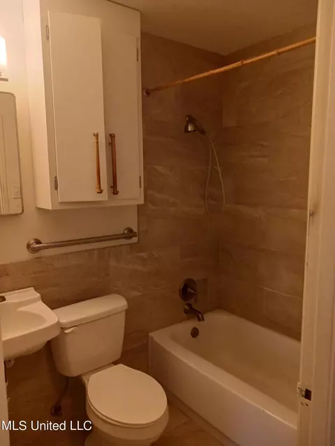 Bath - 257 Allstate Drive Dr, Jackson, MS 39211 photo 2 of 2
