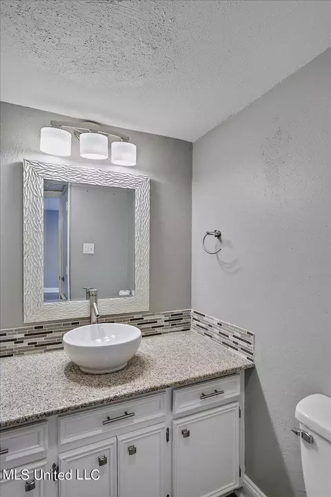 Bath - 1023 Windrose Dr, Brandon, MS 39047 photo 1 of 5