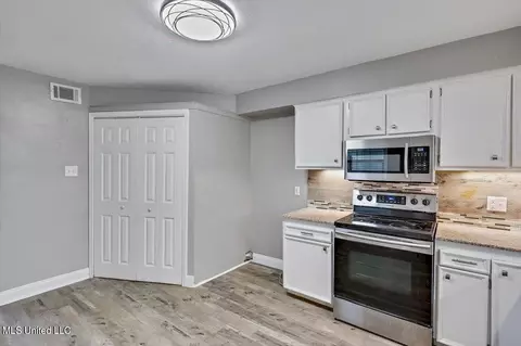 Kitchen - 1023 Windrose Dr, Brandon, MS 39047 photo 3 of 3