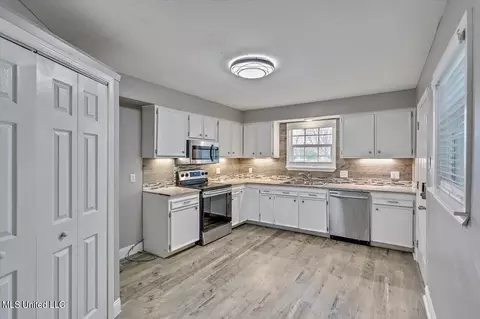 Kitchen - 1023 Windrose Dr, Brandon, MS 39047 photo 1 of 3