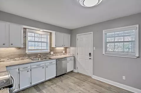 Kitchen - 1023 Windrose Dr, Brandon, MS 39047 photo 2 of 3