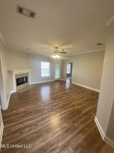 Living - 401 Edgewater Branch Dr, Brandon, MS 39042 photo 1 of 1