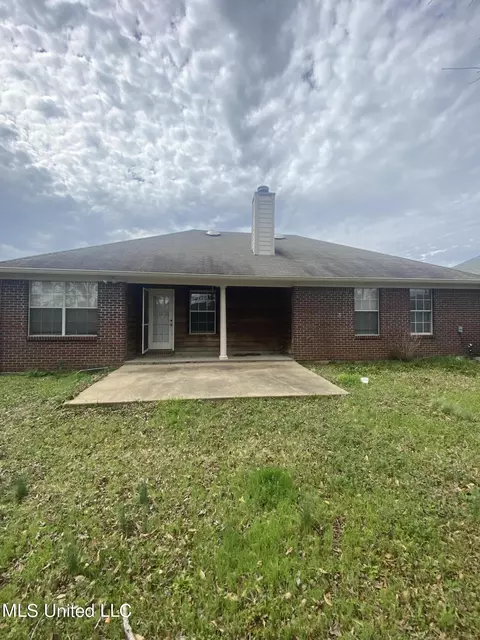 Exterior - 401 Edgewater Branch Dr, Brandon, MS 39042 photo 3 of 5