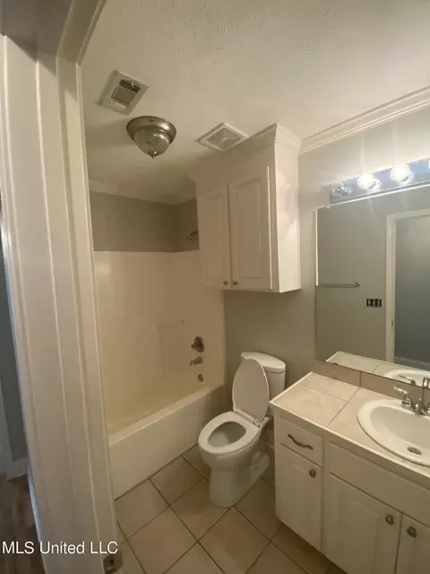 Bath - 401 Edgewater Branch Dr, Brandon, MS 39042 photo 1 of 3