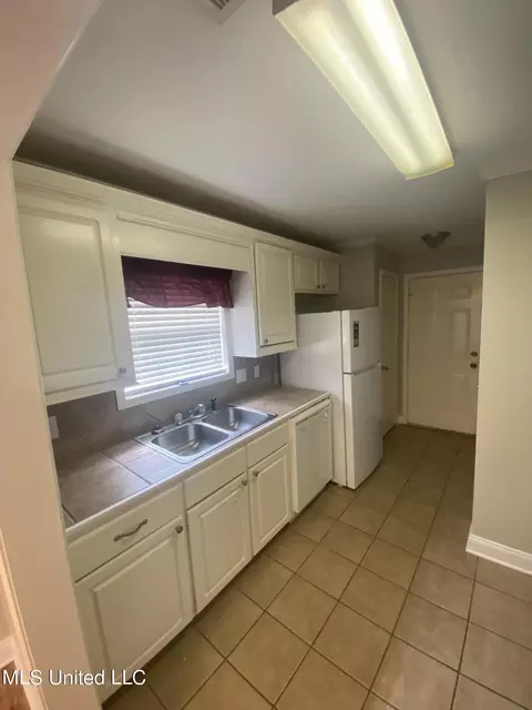 Kitchen - 401 Edgewater Branch Dr, Brandon, MS 39042 photo 1 of 2