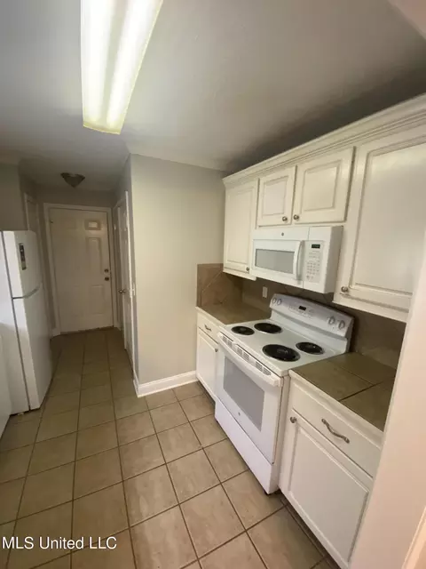 Kitchen - 401 Edgewater Branch Dr, Brandon, MS 39042 photo 2 of 2